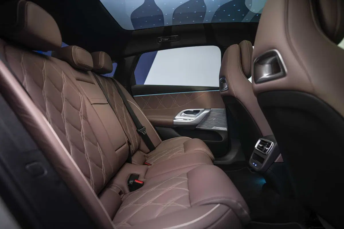 La berlina di Stoccarda si reinventa con un'anima 100% a zero emissioni, un design che pesca dalle icone del passato e una tecnologia che ridefinisce il concetto di lusso connesso (24)