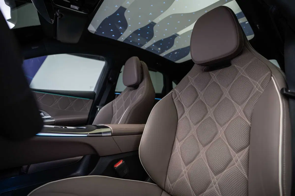 La berlina di Stoccarda si reinventa con un'anima 100% a zero emissioni, un design che pesca dalle icone del passato e una tecnologia che ridefinisce il concetto di lusso connesso (25)
