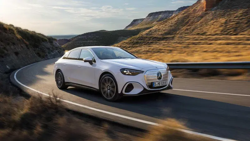 La berlina di Stoccarda si reinventa con un'anima 100% a zero emissioni, un design che pesca dalle icone del passato e una tecnologia che ridefinisce il concetto di lusso connesso