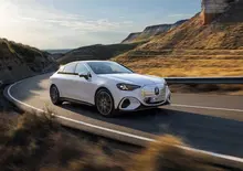 La berlina di Stoccarda si reinventa con un'anima 100% a zero emissioni, un design che pesca dalle icone del passato e una tecnologia che ridefinisce il concetto di lusso connesso