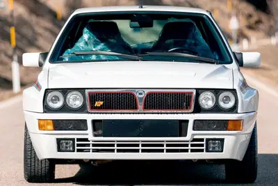 Lancia Delta Integrale mai usata dopo 30 anni: ancora col cellophane, all&rsquo;asta per una cifra record