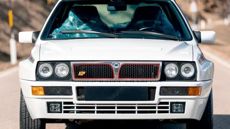Lancia Delta Integrale mai usata dopo 30 anni: ancora col cellophane, all&rsquo;asta per una cifra record