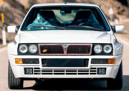 Lancia Delta Integrale mai usata dopo 30 anni: ancora col cellophane, all’asta per una cifra record