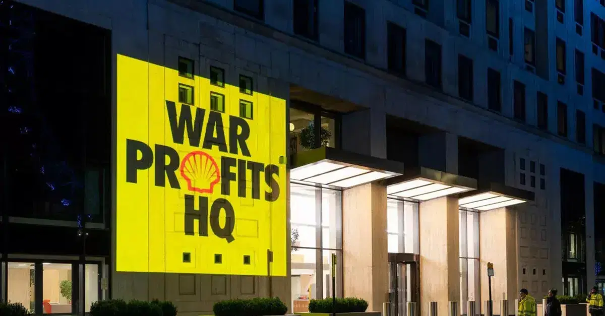 Shell raddoppia i profitti mentre l'America paga la benzina 4,56 dollari al gallone: scoppia il caso