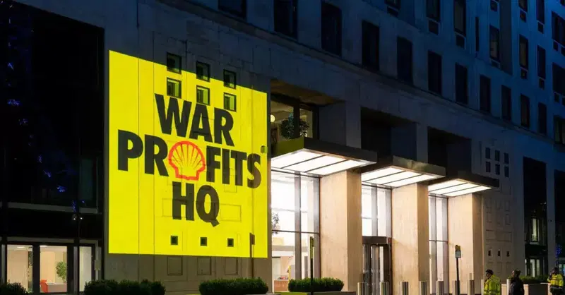 Shell raddoppia i profitti mentre l'America paga la benzina 4,56 dollari al gallone: scoppia il caso