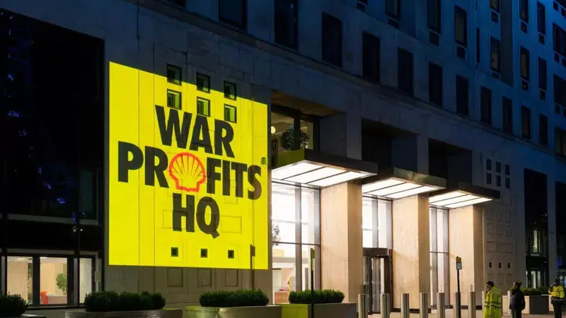 Shell raddoppia i profitti mentre l'America paga la benzina 4,56 dollari al gallone: scoppia il caso