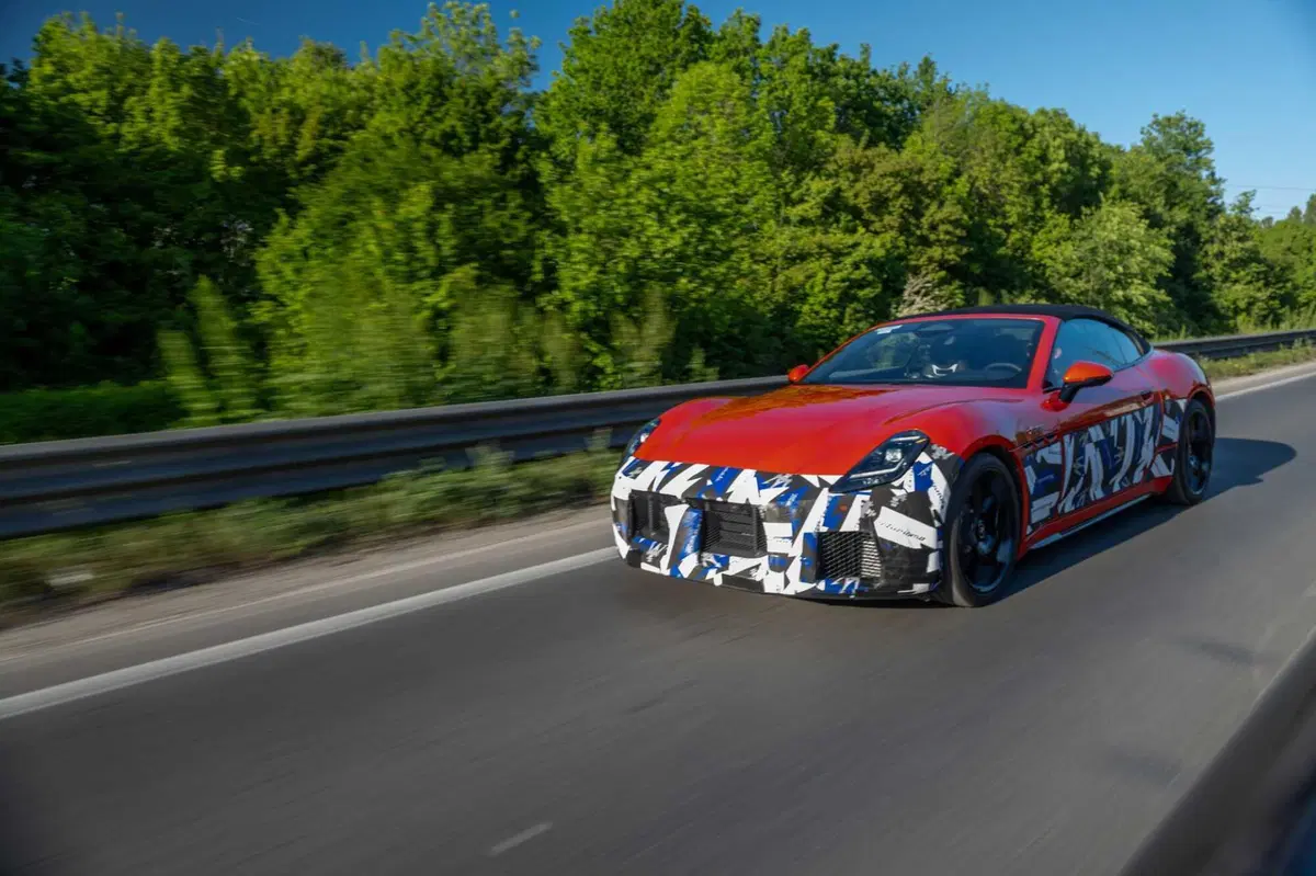 Maserati, blitz a Modena: GranTurismo, GranCabrio e Grecale sorprese durante i collaudi (2)