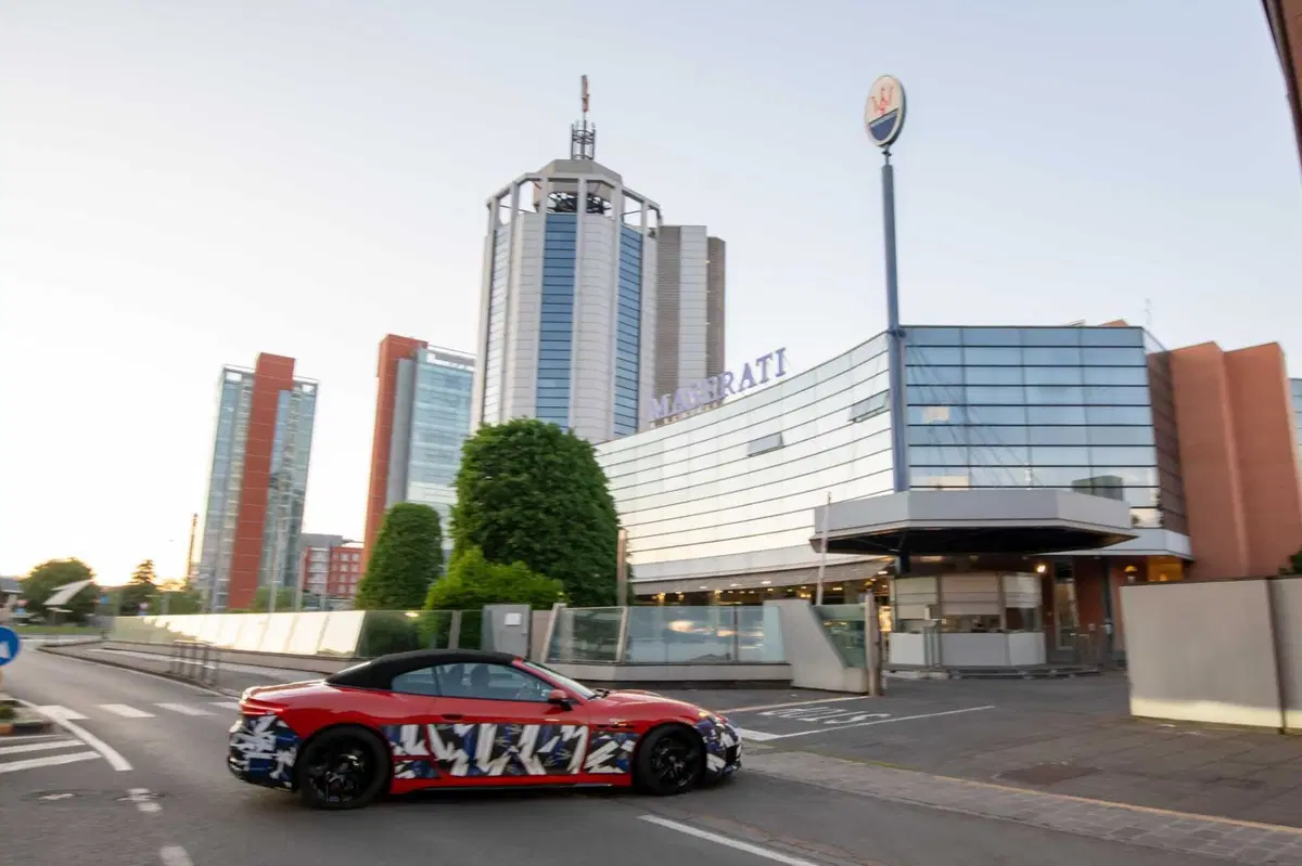 Maserati, blitz a Modena: GranTurismo, GranCabrio e Grecale sorprese durante i collaudi (3)
