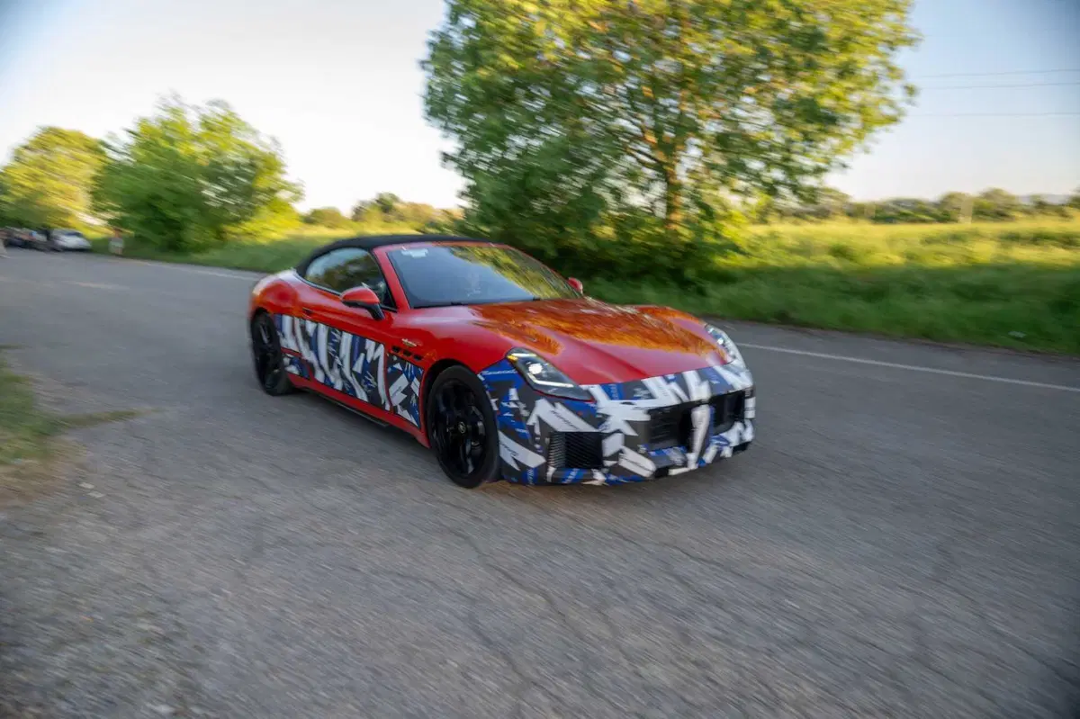 Maserati, blitz a Modena: GranTurismo, GranCabrio e Grecale sorprese durante i collaudi (4)