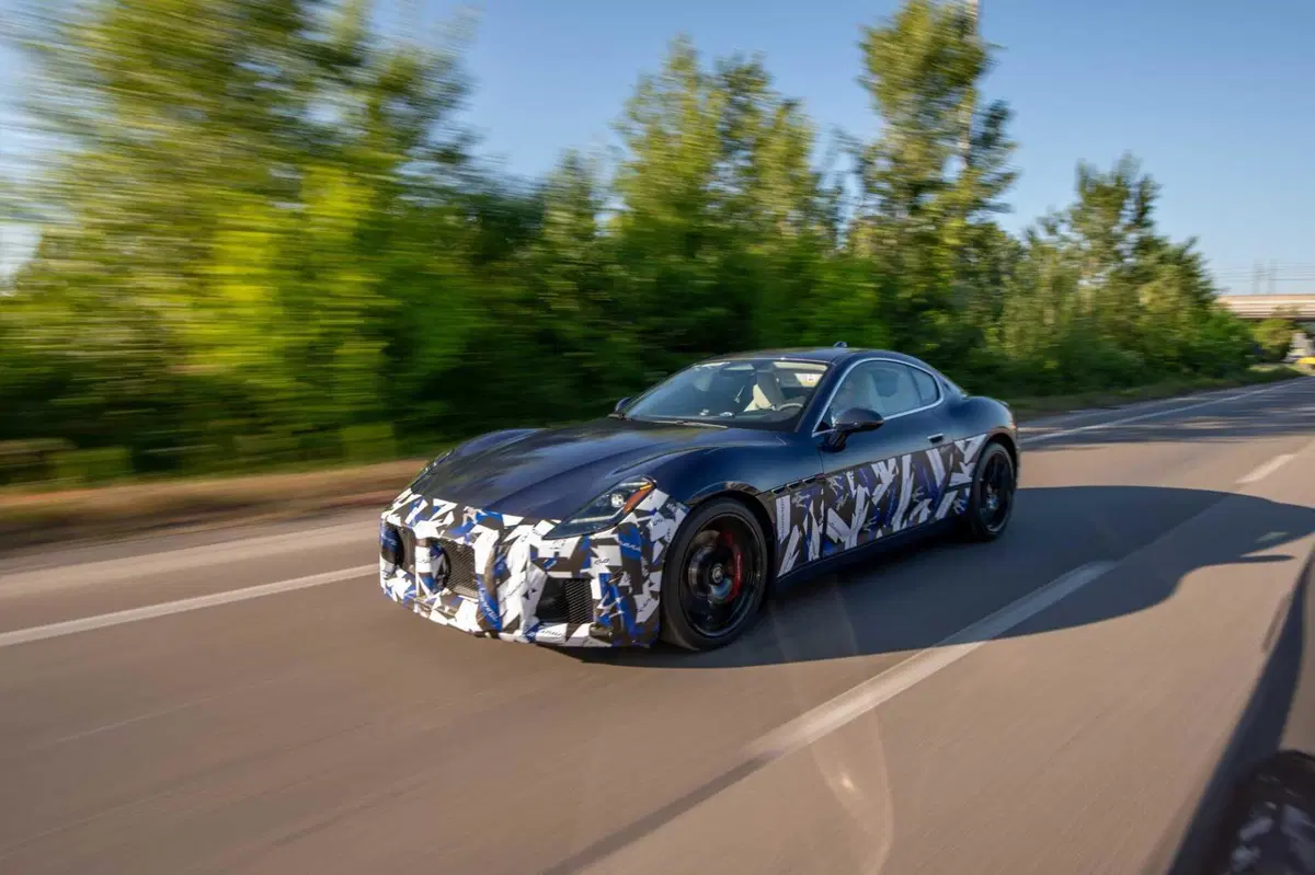Maserati, blitz a Modena: GranTurismo, GranCabrio e Grecale sorprese durante i collaudi (5)