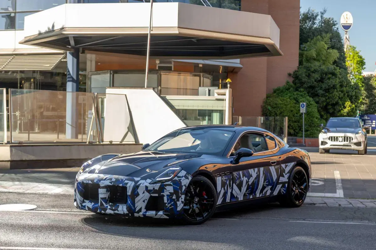 Maserati, blitz a Modena: GranTurismo, GranCabrio e Grecale sorprese durante i collaudi (6)