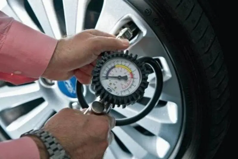 Controllo pressione pneumatici