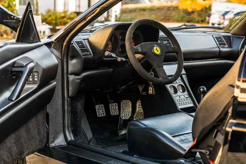 Ferrari 348 TB d'epoca a Milano (3)