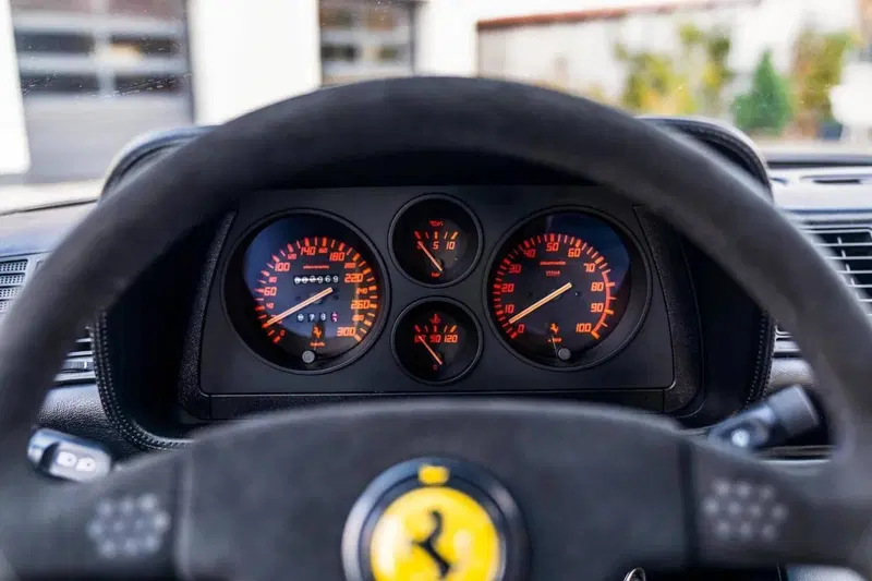 Ferrari 348 TB d'epoca a Milano (5)
