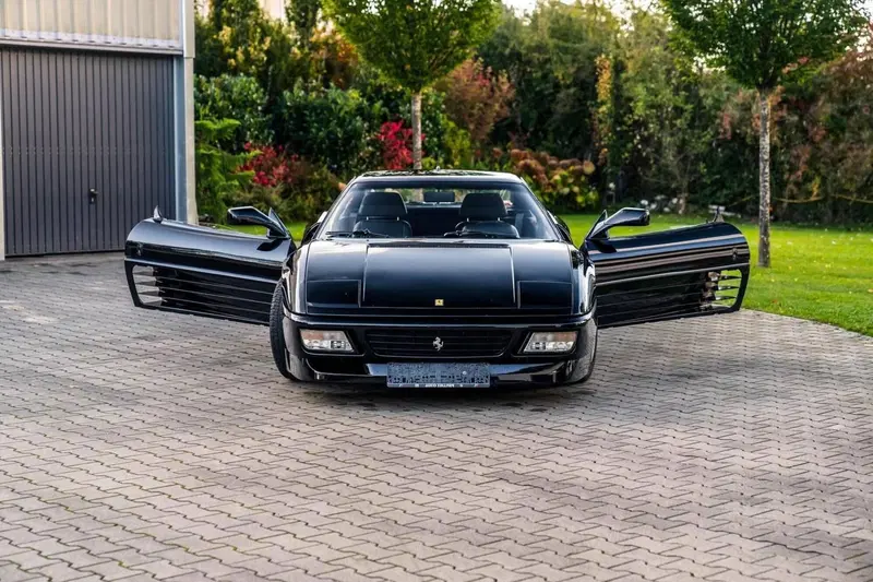 Ferrari 348 TB d'epoca a Milano (9)