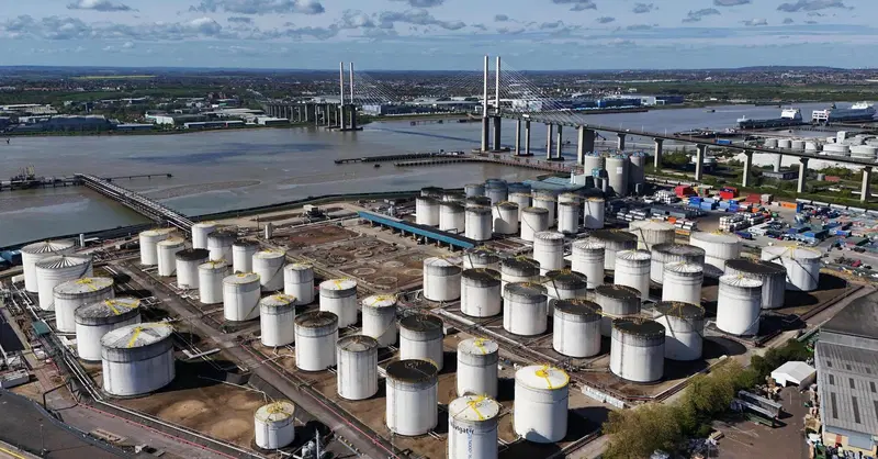 Nuova scoperta di petrolio nel pieno della crisi energetica: cosa cambia per mercati, auto e prezzi dei carburanti