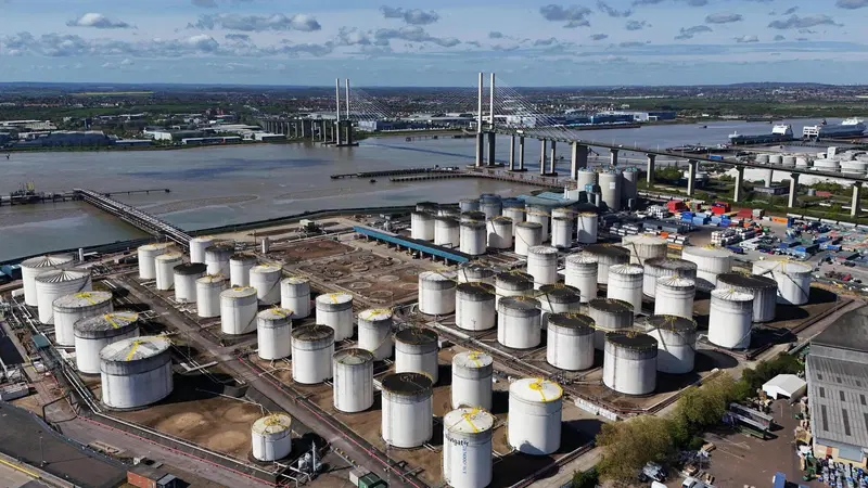Nuova scoperta di petrolio nel pieno della crisi energetica: cosa cambia per mercati, auto e prezzi dei carburanti