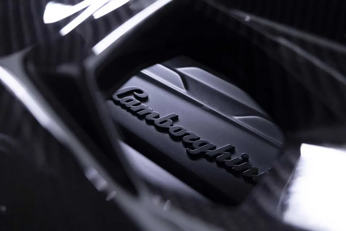 Lamborghini Fenomeno Roadster: 1080 CV ibridi a cielo aperto, ne nasceranno soltanto 15 nel mondo (11)