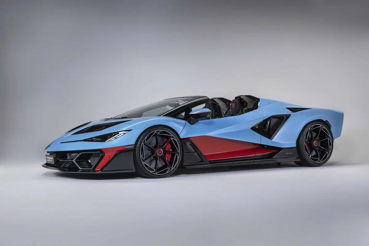 Lamborghini Fenomeno Roadster: 1080 CV ibridi a cielo aperto, ne nasceranno soltanto 15 nel mondo (23)