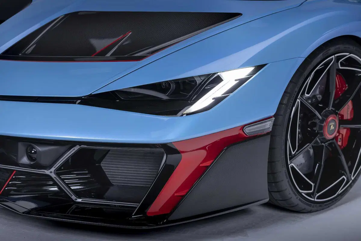 Lamborghini Fenomeno Roadster: 1080 CV ibridi a cielo aperto, ne nasceranno soltanto 15 nel mondo (42)