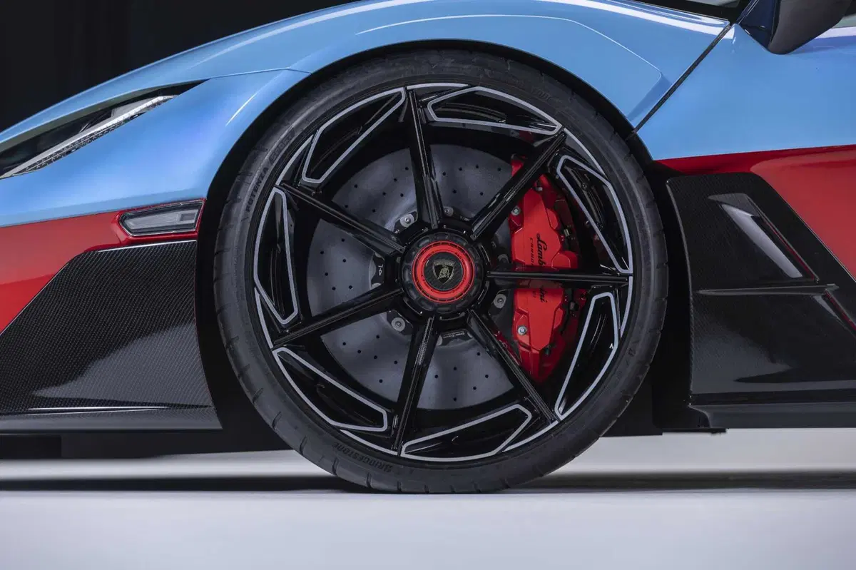 Lamborghini Fenomeno Roadster: 1080 CV ibridi a cielo aperto, ne nasceranno soltanto 15 nel mondo (44)
