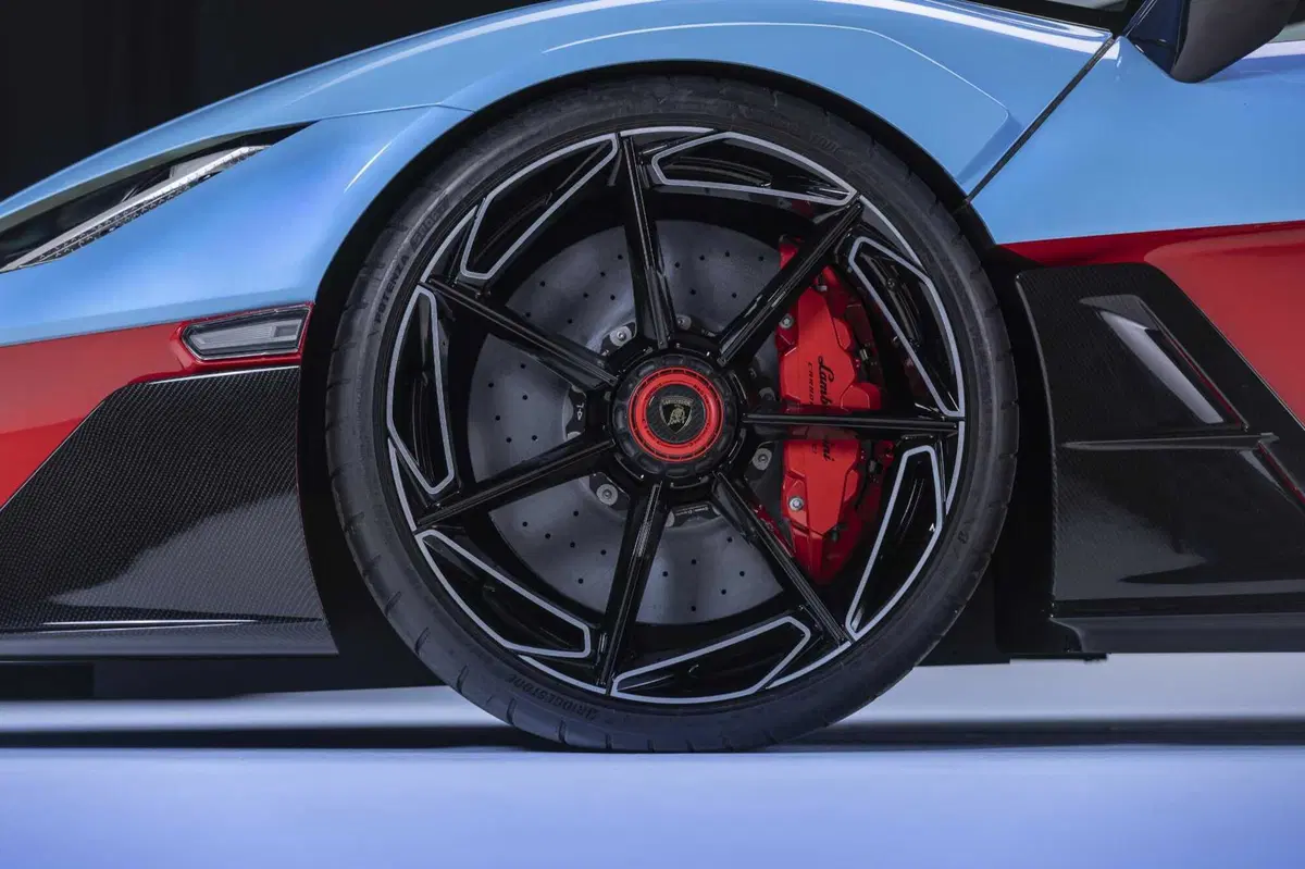 Lamborghini Fenomeno Roadster: 1080 CV ibridi a cielo aperto, ne nasceranno soltanto 15 nel mondo (46)