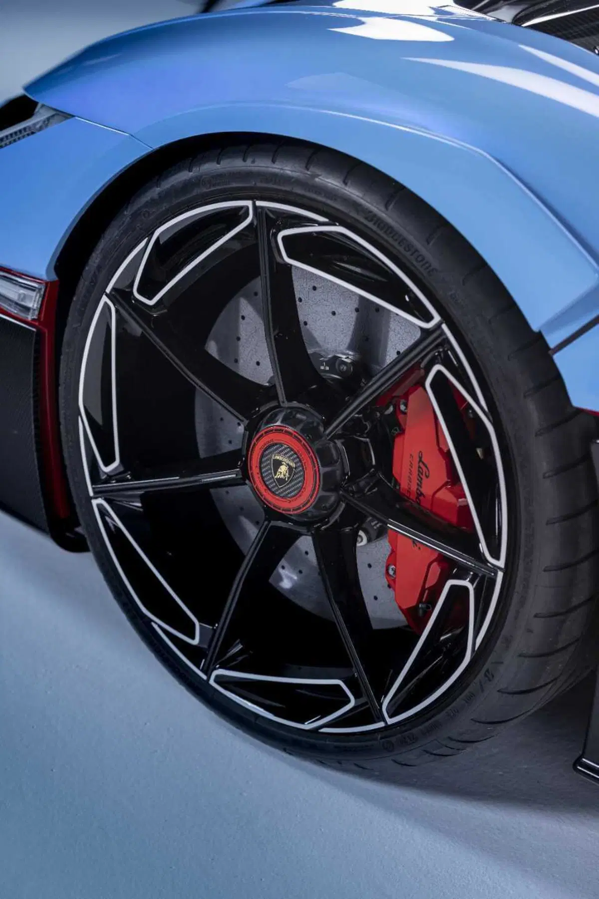Lamborghini Fenomeno Roadster: 1080 CV ibridi a cielo aperto, ne nasceranno soltanto 15 nel mondo (47)
