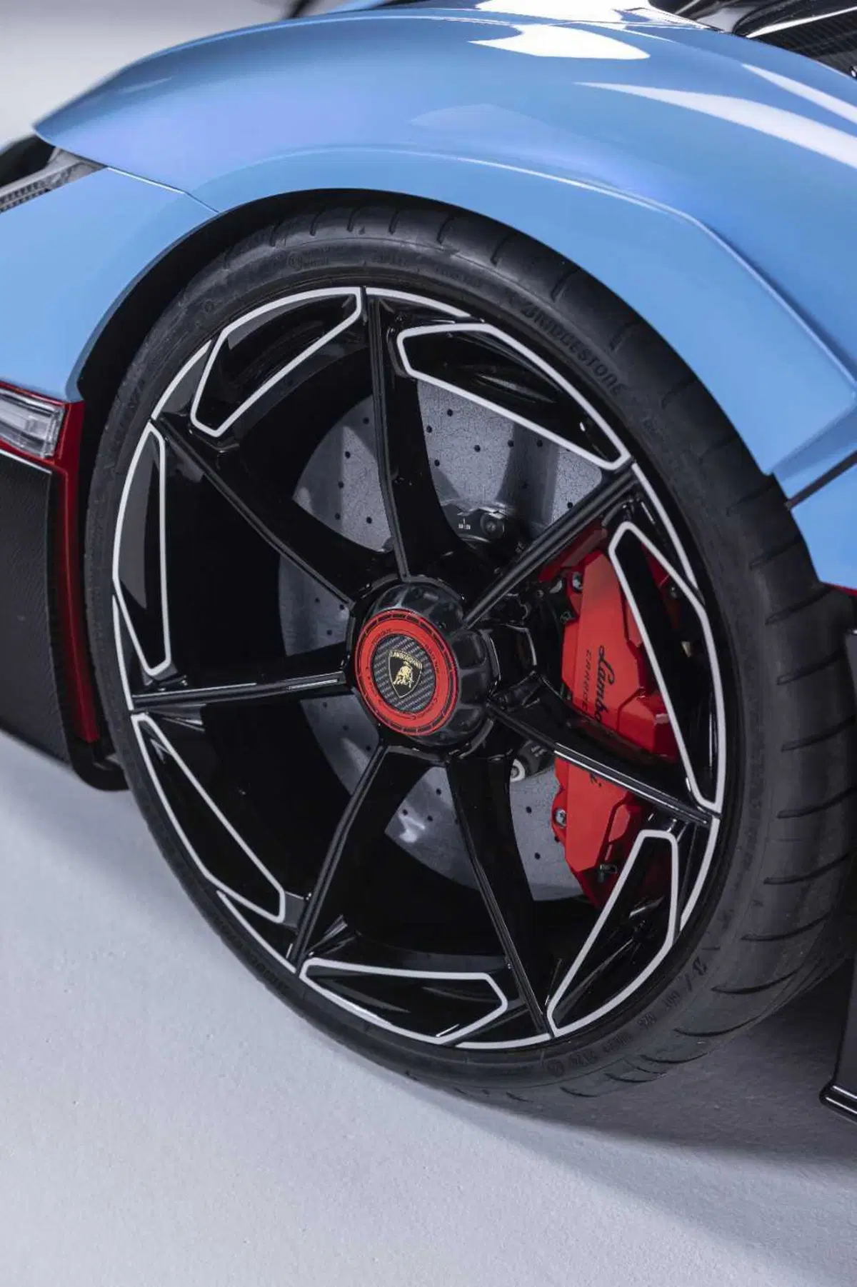Lamborghini Fenomeno Roadster: 1080 CV ibridi a cielo aperto, ne nasceranno soltanto 15 nel mondo (49)