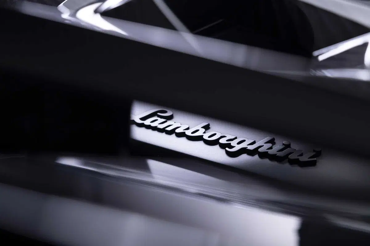 Lamborghini Fenomeno Roadster: 1080 CV ibridi a cielo aperto, ne nasceranno soltanto 15 nel mondo (5)