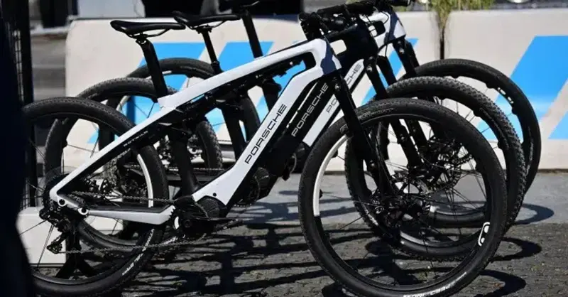 Porsche chiude la divisione e-bike: stop a Porsche eBike Performance e ritorno al core business automobilistico