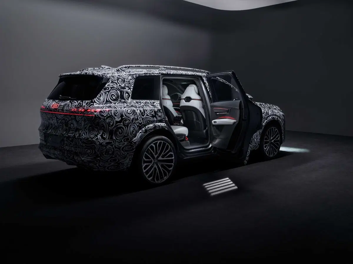 Nuova Audi Q9, dentro il SUV di lusso di Ingolstadt: porte elettriche, sette posti e 4D Sound