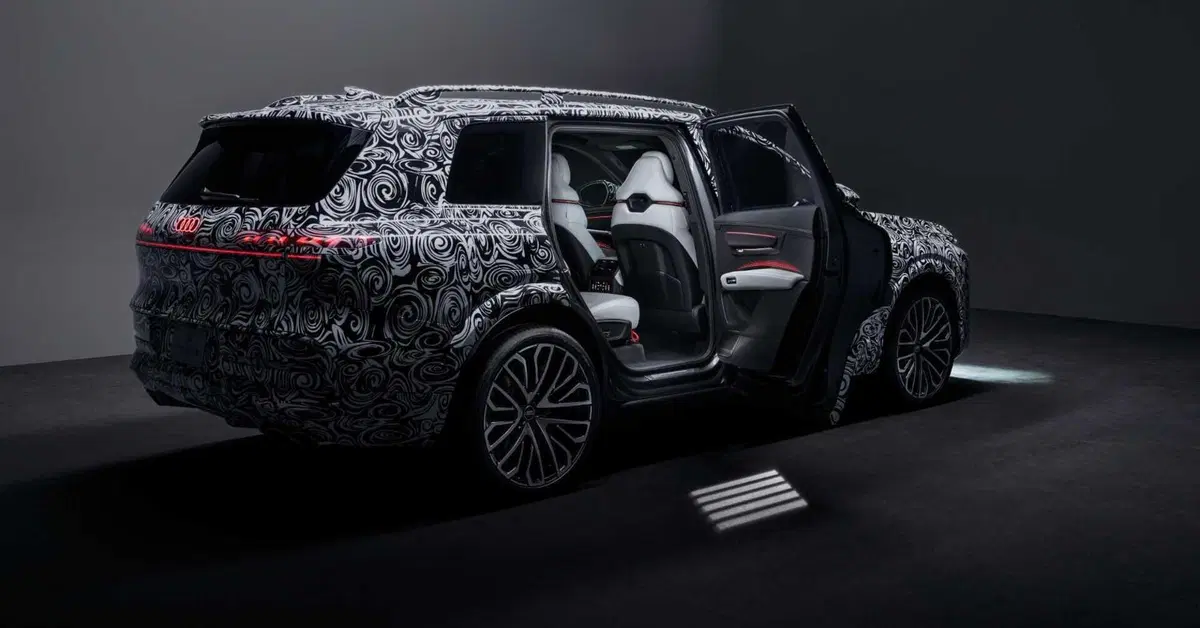 Nuova Audi Q9, dentro il SUV di lusso di Ingolstadt: porte elettriche, sette posti e 4D Sound