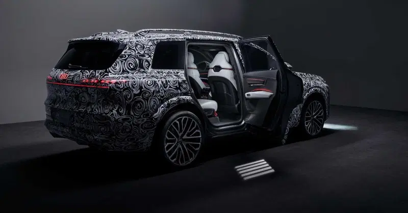 Nuova Audi Q9, dentro il SUV di lusso di Ingolstadt: porte elettriche, sette posti e 4D Sound