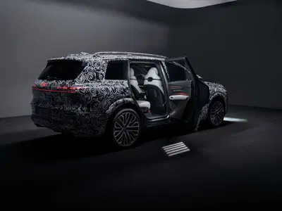 Nuova Audi Q9, dentro il SUV di lusso di Ingolstadt: porte elettriche, sette posti e 4D Sound