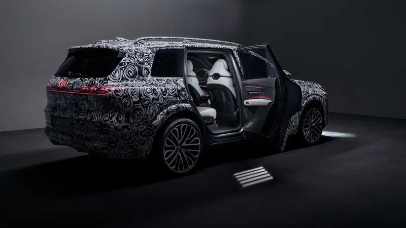 Nuova Audi Q9, dentro il SUV di lusso di Ingolstadt: porte elettriche, sette posti e 4D Sound