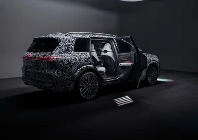 Nuova Audi Q9, dentro il SUV di lusso di Ingolstadt: porte elettriche, sette posti e 4D Sound