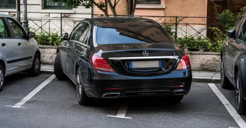 Chi guida Mercedes parcheggia peggio? Lo studio europeo sorprende tutt