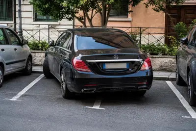 Chi guida Mercedes parcheggia peggio? Lo studio europeo sorprende tutt