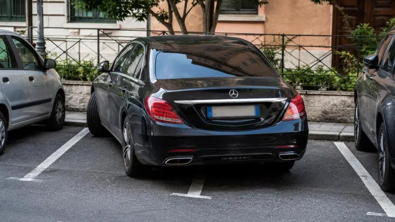 Chi guida Mercedes parcheggia peggio? Lo studio europeo sorprende tutt