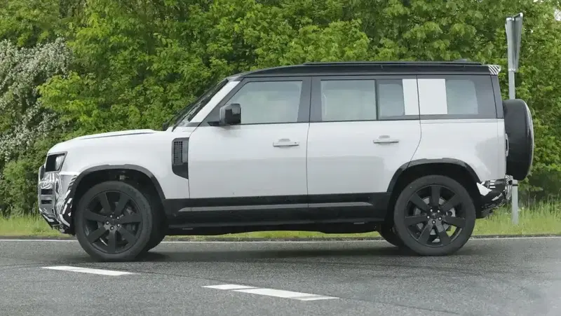 Land Rover Defender di profilo