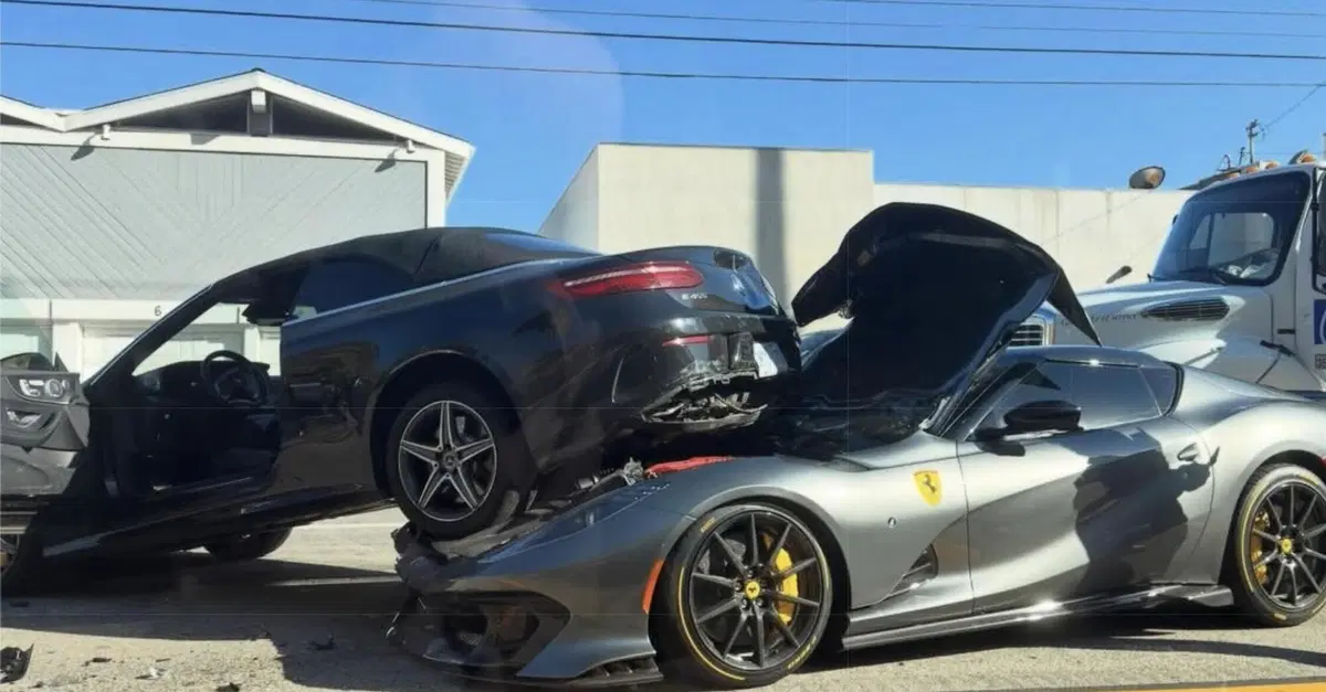 Ferrari 812 Competizione Aperta: una delle 599 si schianta a Malibu contro una Mercedes Classe E
