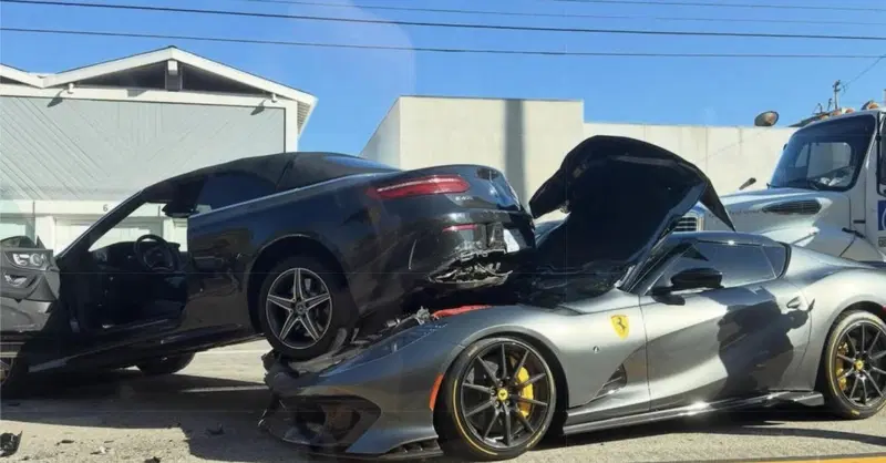 Ferrari 812 Competizione Aperta: una delle 599 si schianta a Malibu contro una Mercedes Classe E