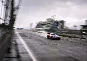 Sold out e un solo obiettivo: la storia. Guida completa alla 24 Ore del Nürburgring 2026 con Max Verstappen
