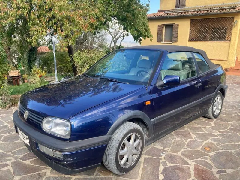 Volkswagen golf cabriolet d'epoca a Rimini