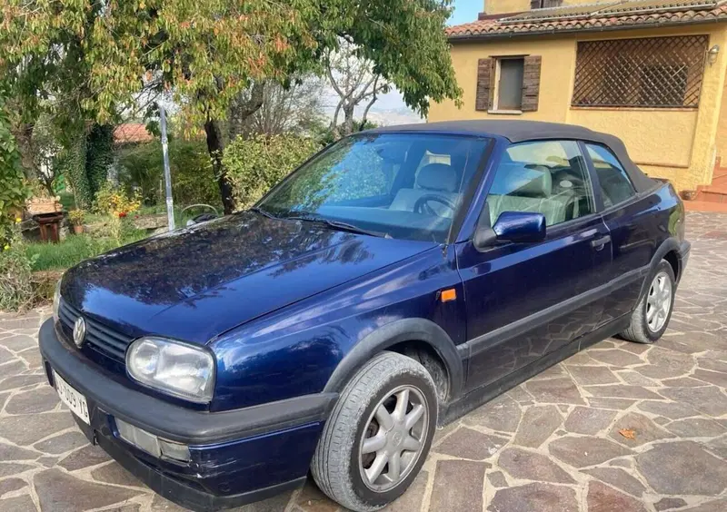 Volkswagen golf cabrioletd'epoca del 1995 a San Leo
