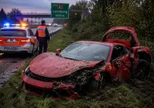 Schianta la Ferrari e la abbandona sull’autostrada: rintracciato a casa, resta in silenzio