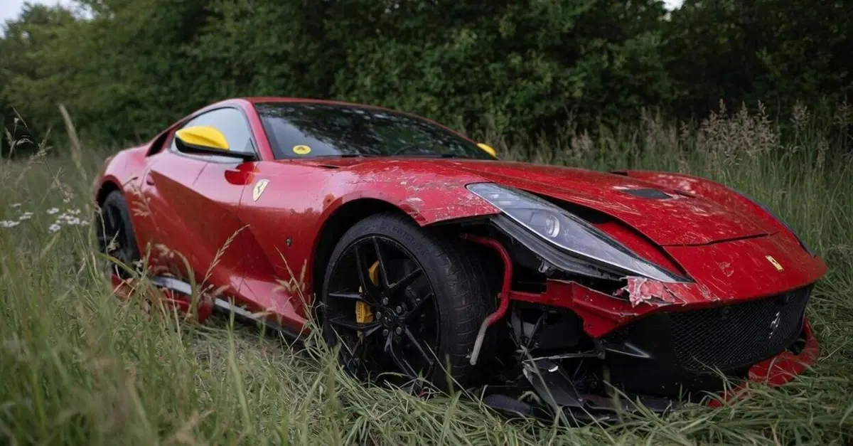 Schianta la Ferrari e la abbandona sull&rsquo;autostrada: rintracciato a casa, resta in silenzio