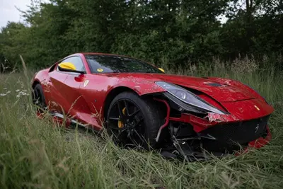 Schianta la Ferrari e la abbandona sull&rsquo;autostrada: rintracciato a casa, resta in silenzio