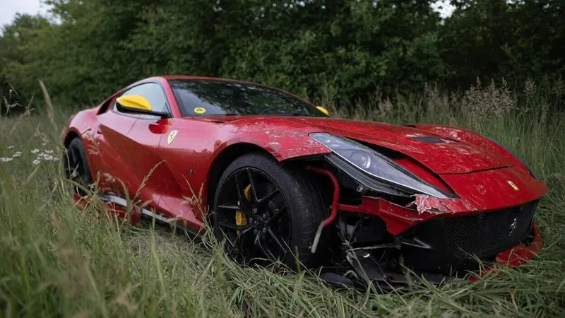 Schianta la Ferrari e la abbandona sull&rsquo;autostrada: rintracciato a casa, resta in silenzio