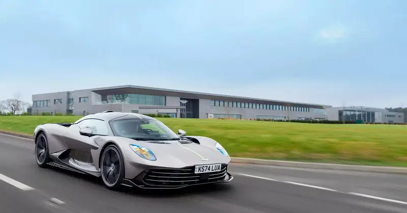 Aston Martin cerca liquidit&agrave;: nuova iniezione di capitali per salvare il marchio britannico